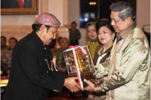 H Aang Hamid Suganda saat menerima penghargaan Kalpataru dari Presiden RI.